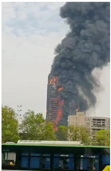 湖南长沙电信大楼起火；消防人员已赶赴现场